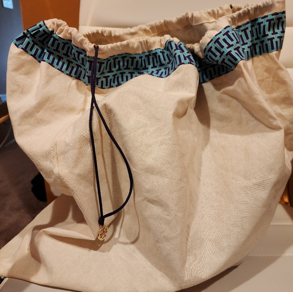 Tory Burch Perry Hobo - Beautiful Black, Cream Interior (Dust Bag!) - Picture 7 of 9